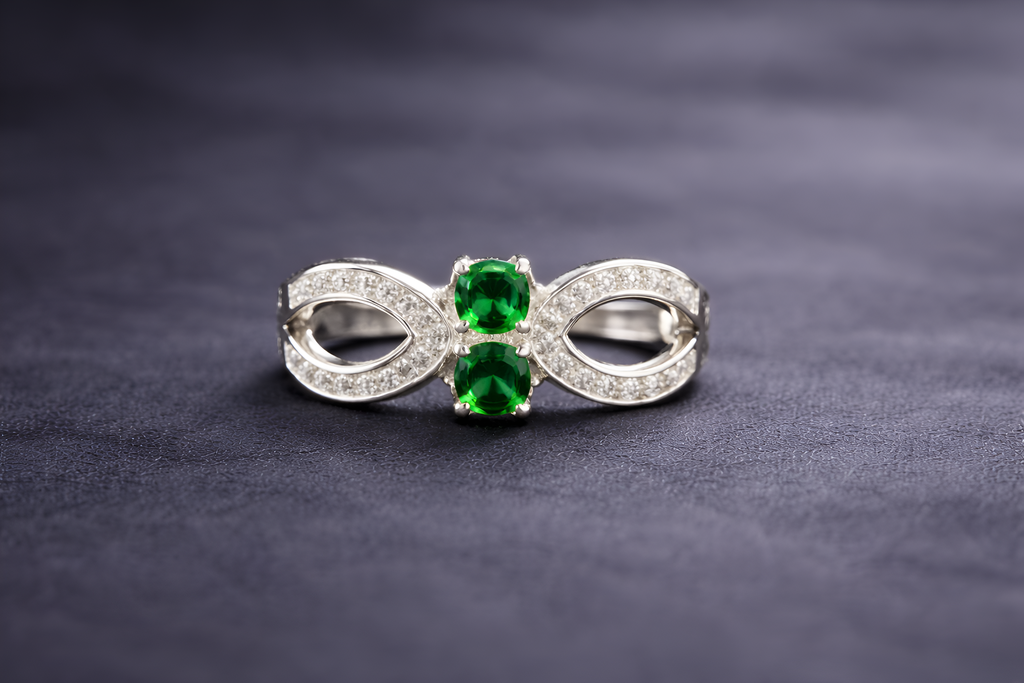 Emerald Éternelle Ring