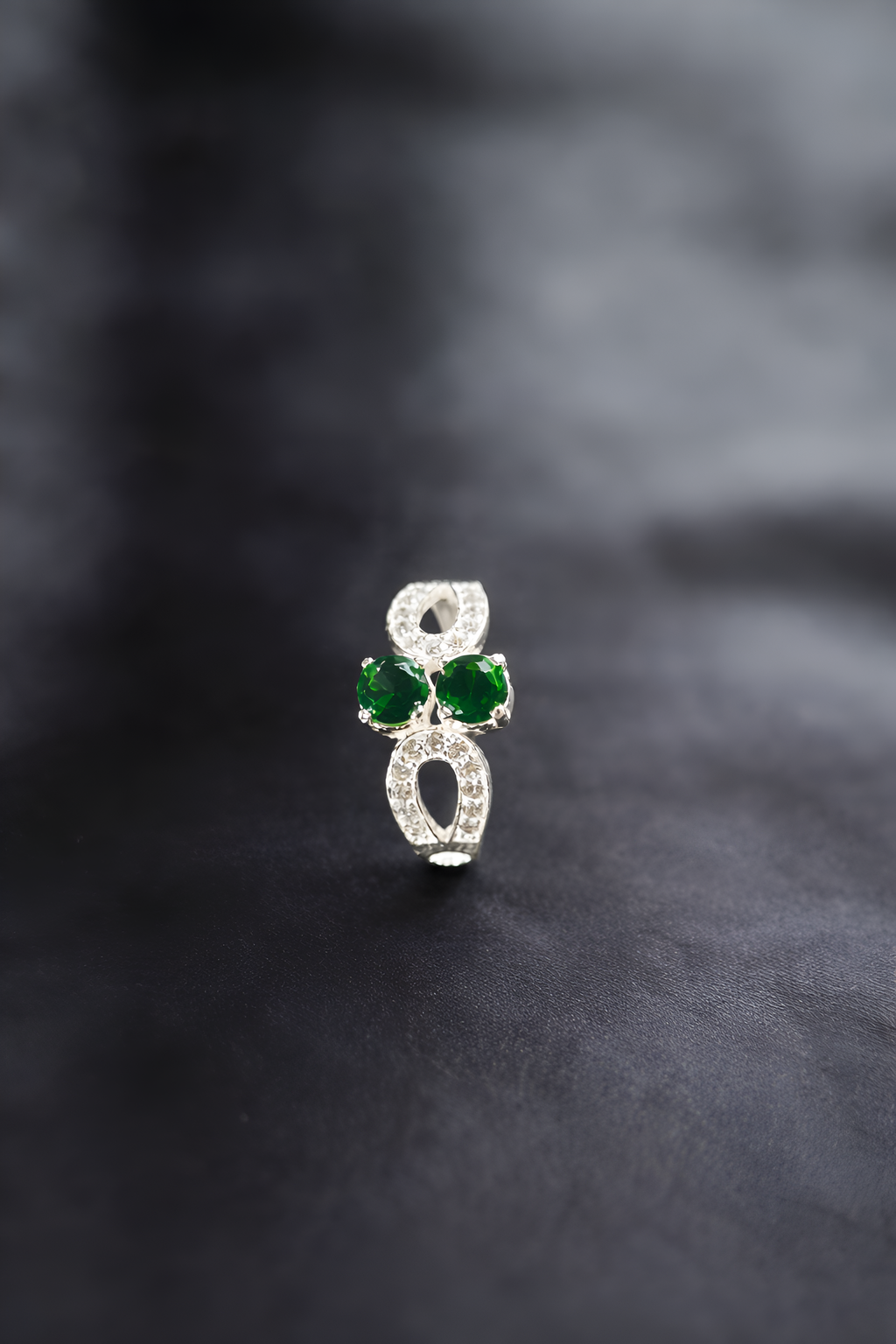 Emerald Éternelle Ring
